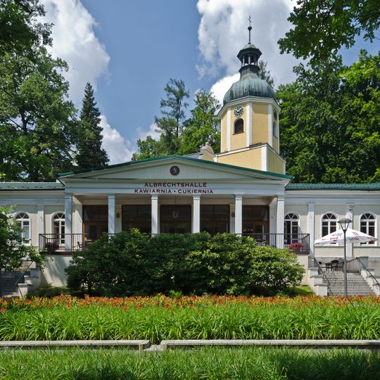 Zespół budynków zdrojowych w parku zdrojowym