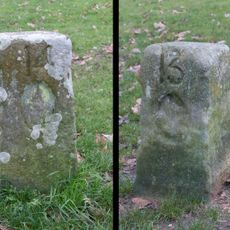 Bornes fleurdelysées