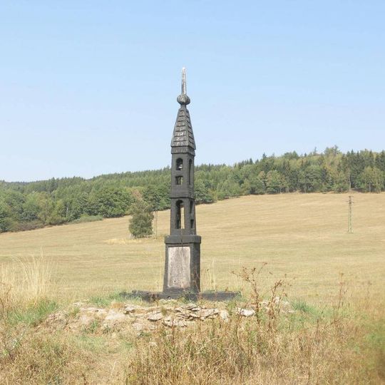 Zvonička u polní cesty v severní části Orasína