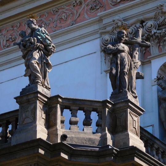 Sochy jezuitských světců na pravé balustrádě kostela svatého Ignáce na Karlově náměstí