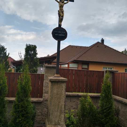 Kříž v ulici nad kostelem