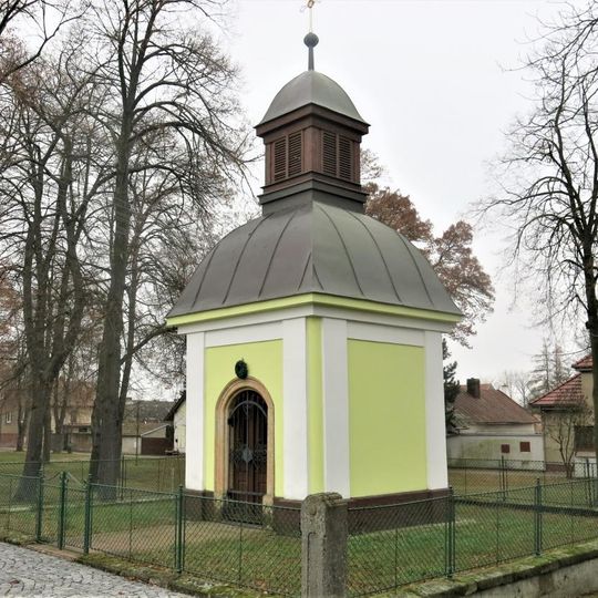 Kaple na návsi ve Strakách