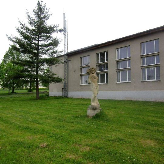 Socha ženy v severozápadní části Kozojed