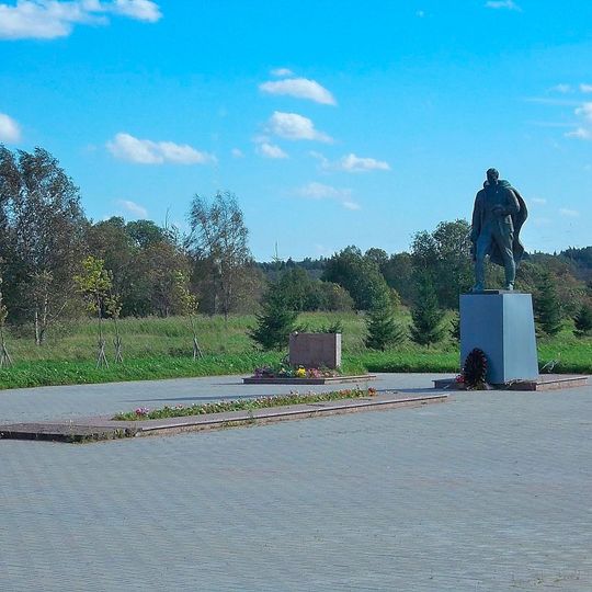 Памятник с фигурой партизана в полный рост