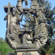 Socha Korunování Panny Marie v zahradě domu 9 v Bělé u Pecky