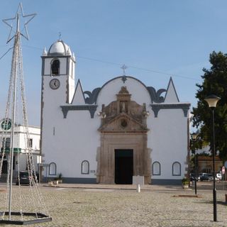 Igreja de Nossa Senhora da Luz, matriz da Luz de Tavira, e rossio fronteiro