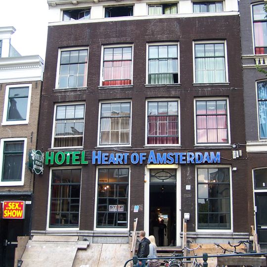 Huis met vier vensters brede gevel onder xviiid vernieuwde rechte lijst en dwars dak