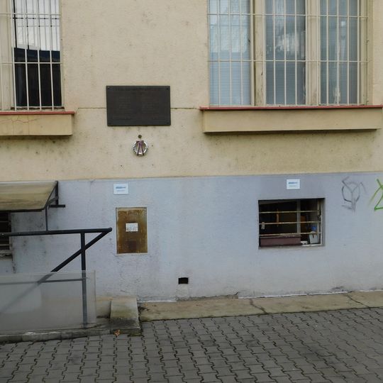 Pamětní deska obětem 2. světové války na domě Velflíkova 1428/4 v Dejvicích