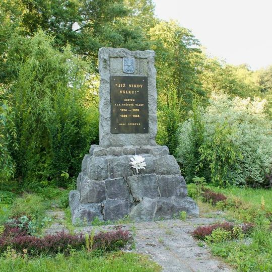 Pomník padlým v Lukové na rozcestí u hřiště