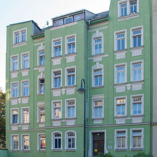 Mietshaus in halboffener Bebauung mit Vorgarten Horst-Menzel-Straße 10