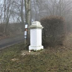 Kříž u silnice jižně od Pláně