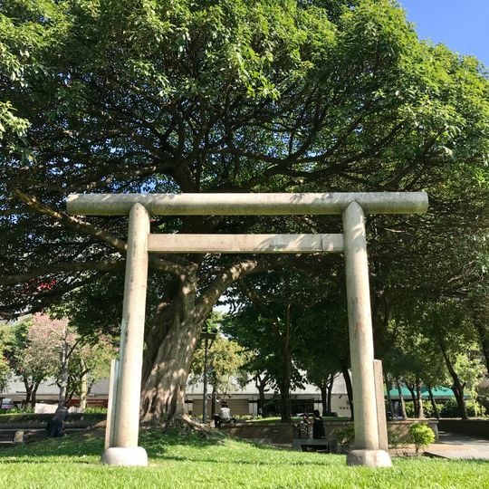 Torii of Motojiro Akashi