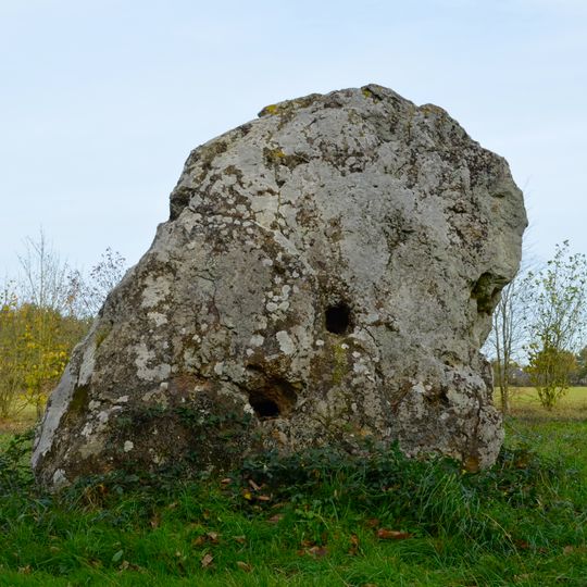 Les Louères menhir