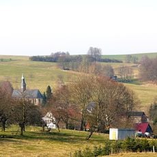 Kirche mit Kirchhof und Einfriedungsmauer Kirchsteig 24