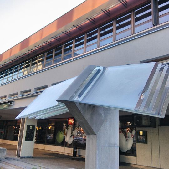 Skleněná plastika Kniha v Kolejní ulici