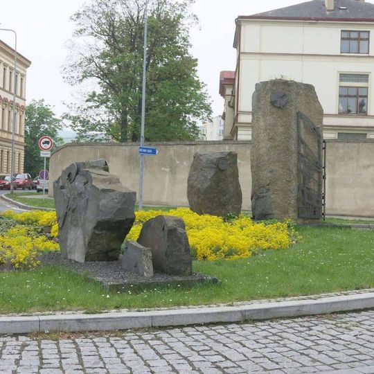 Plastika z kamene a kovu na kruhovém objezdu v ulici Na Valech v Litoměřicích