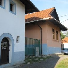 Skalné obydlie a 2 domy, dom ľudový II.