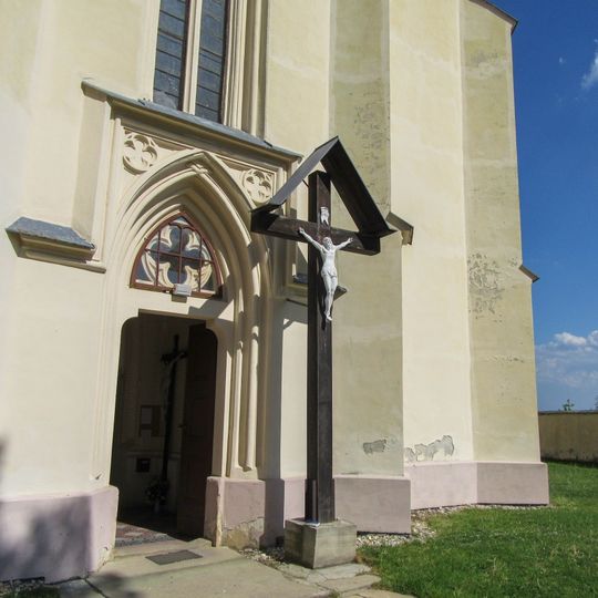 Kříž v Cholině za kostelem