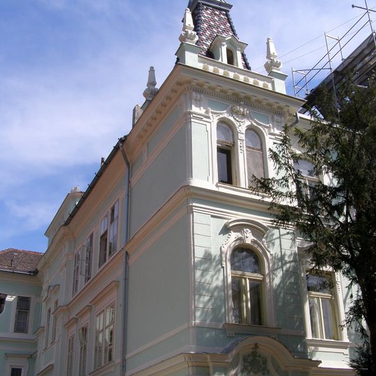 Nájomný dom a záhrada, dom bytový