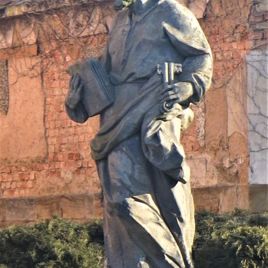 Sochy svatých Petra a Pavla za kostelem ve Zlonicích