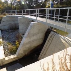 Lávka přes přeliv Konopišťského potoka U Zájezdku