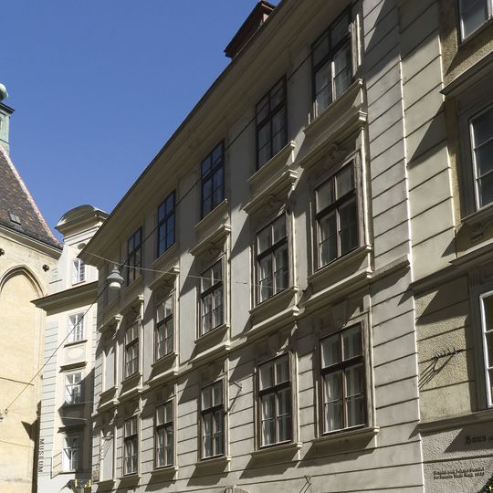 Miethaus und Pfarrhof, Zur Goldenen Schlange, ehem. Stanislaus Kostka - Wohnhaus mit Kapelle
