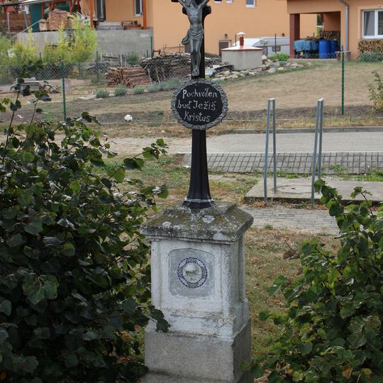 Kříž nedaleko koupaliště v Únanově