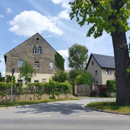 Bauernhof mit Wohnstallhaus, Seitengebäude mit großer Einfahrt und Scheune sowie zwei Sandsteinpfeilern der Hofeinfahrt Mittelstraße 1; 5