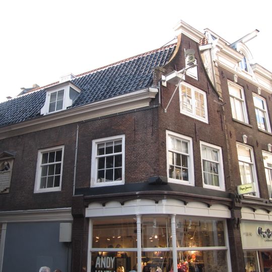 Hoekhuis en zijgevel waarin nis met weesjongen, afkomstig uit de voorgevel