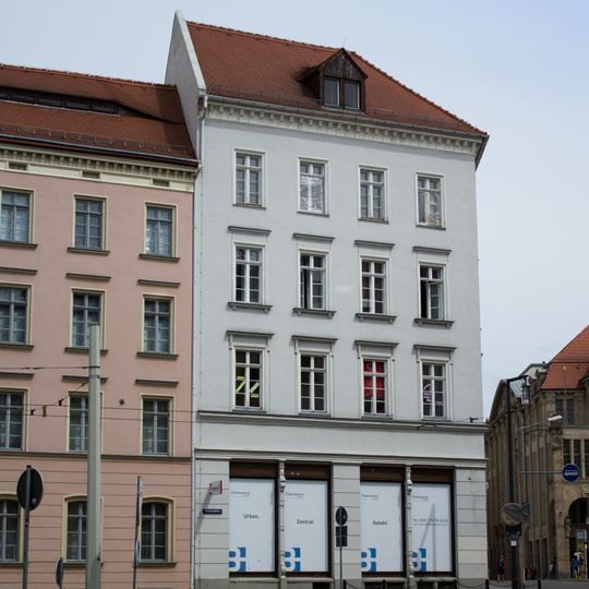 Wohn- und Geschäftshaus in geschlossener Bebauung, mit Läden mit originaler Ladenfront Demianiplatz 8