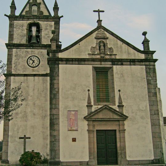 Igreja de São Martinho, paroquial de Caramos, incluindo o património móvel integrado