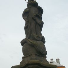 Socha Panny Marie na mostě v centru Chřibské