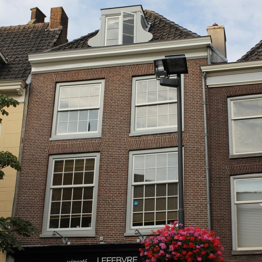 Diep huis met drie bouwlagen