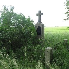 Kříž jihovýchodně od Bítova