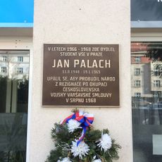 Pamětní deska Jana Palacha na studentských kolejích na Žižkově