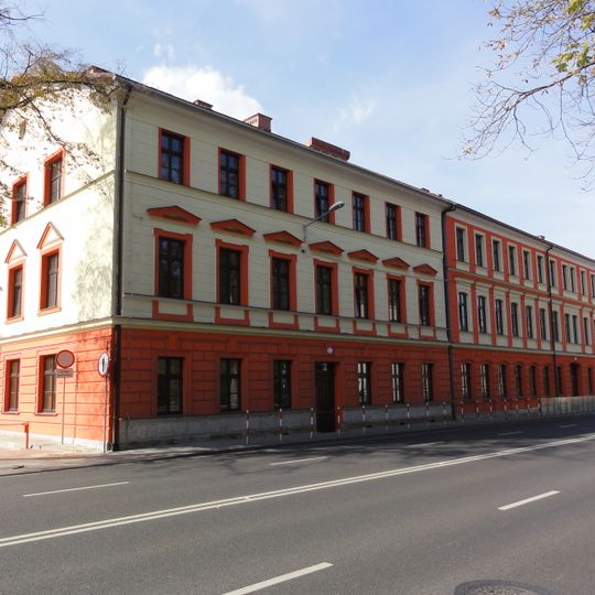 D. dom , ob. szkoła