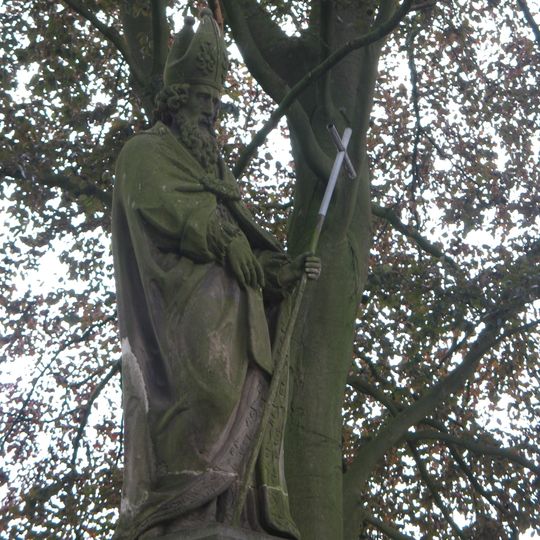 Kerkhof: beeld van Sint-Martinus