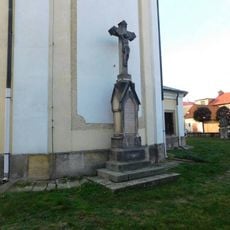 Kříž u kostela Narození Panny Marie v Hořicích