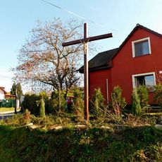 Kříž na křižovatce ulic Ke kapli, Ke kříži a Chouzavská v Kytíně