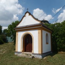 Kaplička v Dlouhomilově na křižovatce