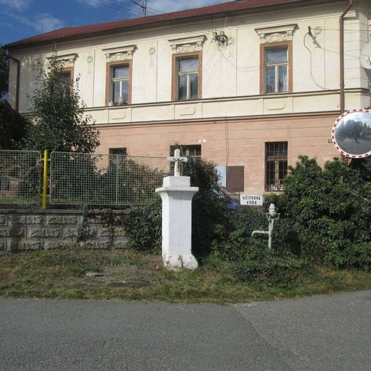 Kříž na křižovatce v Dolní Bělé