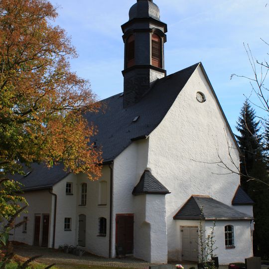 Sachgesamtheit Dorfkirche und Kirchhof Raschau mit folgenden Einzeldenkmalen: Kirche , Aufbahrungshalle, eine Grabanlage, Brunnen und Kirchhofsmauer , Baumbestand mit Allee so