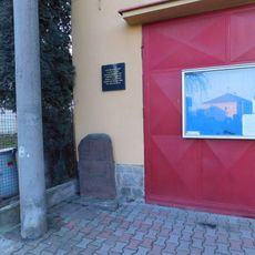 Pamětní deska na Požárním domě ve Všestarech