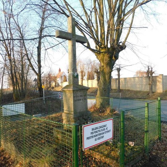 Kříž u hřbitova ve Všestarech
