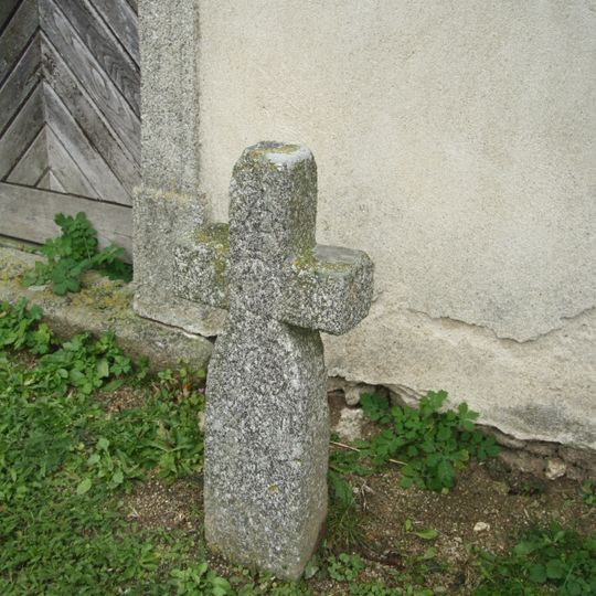 Menší smírčí kříž na hřbitově ve Stříteži