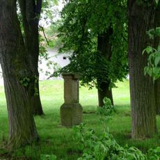 Kříž v Rochlově v zámecké zahradě