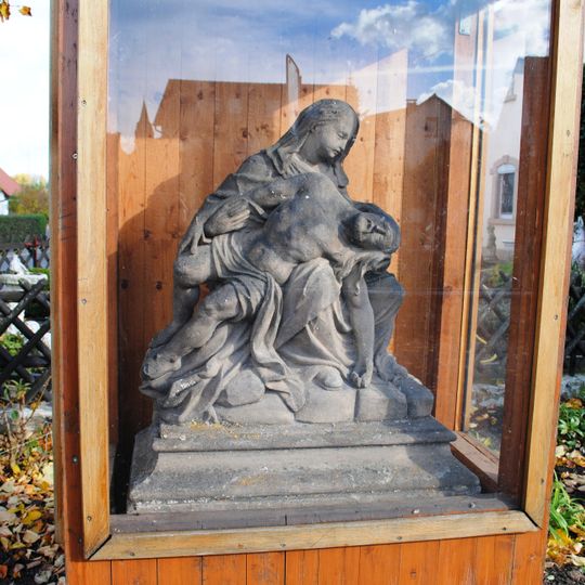 Pietà in Nische