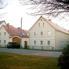 Bauernhof mit Wohnhaus, Ausgedingehaus, Seitengebäude, Hofmauer mit großem Torbogen und kleiner Pforte Dorfstraße 51