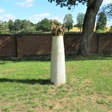 Sloup zastavení I. na křížové cestě v parku kláštera v Teplé