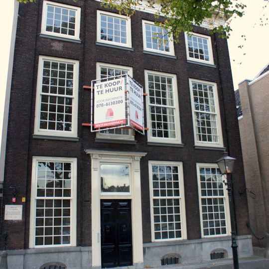 Hoekpand voorzien van Lijstgevel met middenrisaliet en hoekpilasters